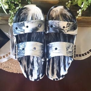 CROCS Slides Women 9 black & white marbled.